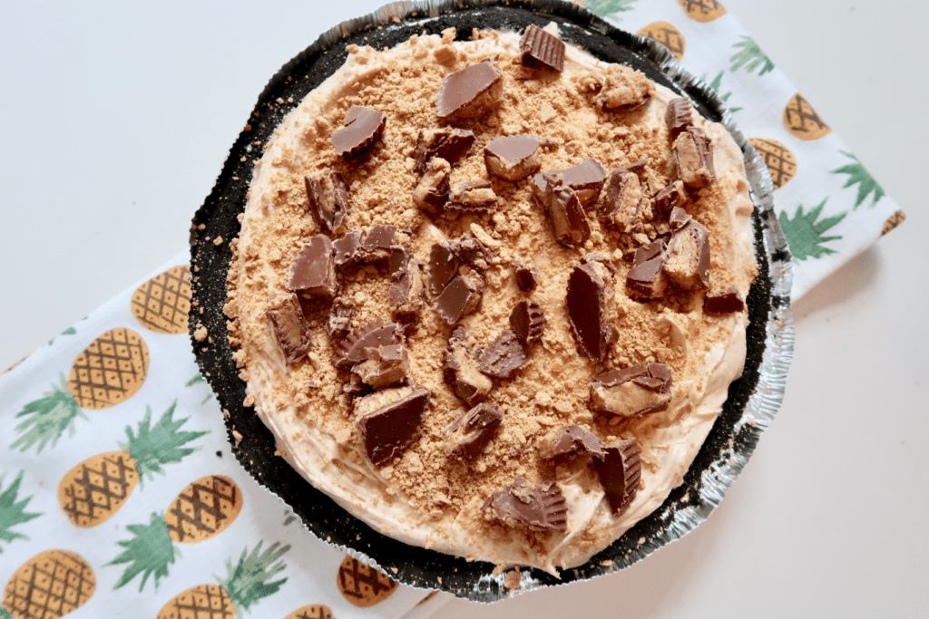 The Easiest Peanut Butter Pie Recipe That Will Impress Everyone and takes hardly no time to prepare! | www.simplystine.com