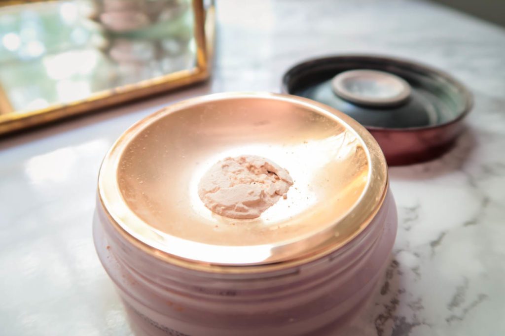 My New Favorite Setting Powder: HOURGLASS VEIL™ TRANSLUCENT SETTING POWDER : Is it worth the price tag?!? This translucent setting powder can be used on all skin tones and features diamond powder which makes the skin look radiant and healthy, without any flashback issues!