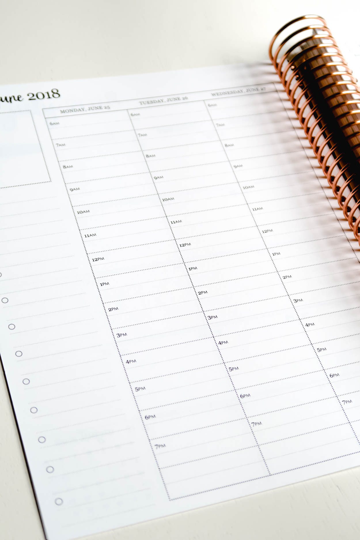 How I use my 2018-2019 Erin Condren Life Planner to help better manage my time, provide structure to my days and how it helps keep my ideas, projects and deadlines more organized! #planner #ErinCondren #Planning #Goals #GoalSetting #Organization