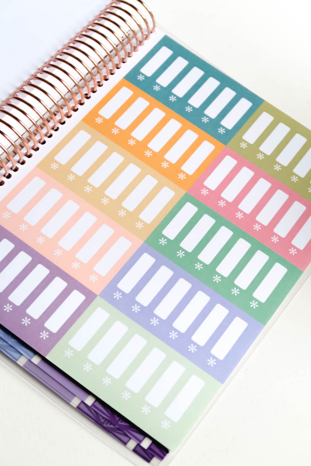 How I use my 2018-2019 Erin Condren Life Planner to help better manage my time, provide structure to my days and how it helps keep my ideas, projects and deadlines more organized! #planner #ErinCondren #Planning #Goals #GoalSetting #Organization