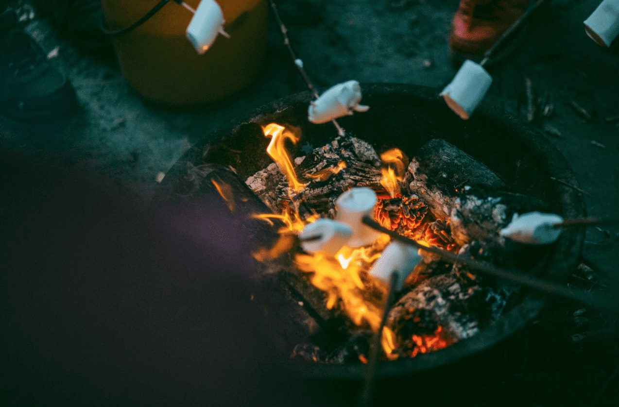 15 Activities To Add To Your Fall Bucket List This Year! #fall #october #leaves #hayride #hauntedhouse #fallideas #falldecor #fallmakeup #fallrecipes